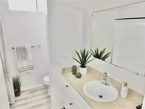 Bath - 545 Chestnut Ave #203, Long Beach, CA 90802 photo 1 of 4