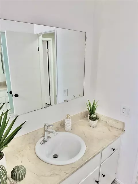 Bath - 545 Chestnut Ave #203, Long Beach, CA 90802 photo 3 of 4