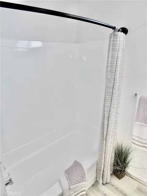 Bath - 545 Chestnut Ave #203, Long Beach, CA 90802 photo 4 of 4