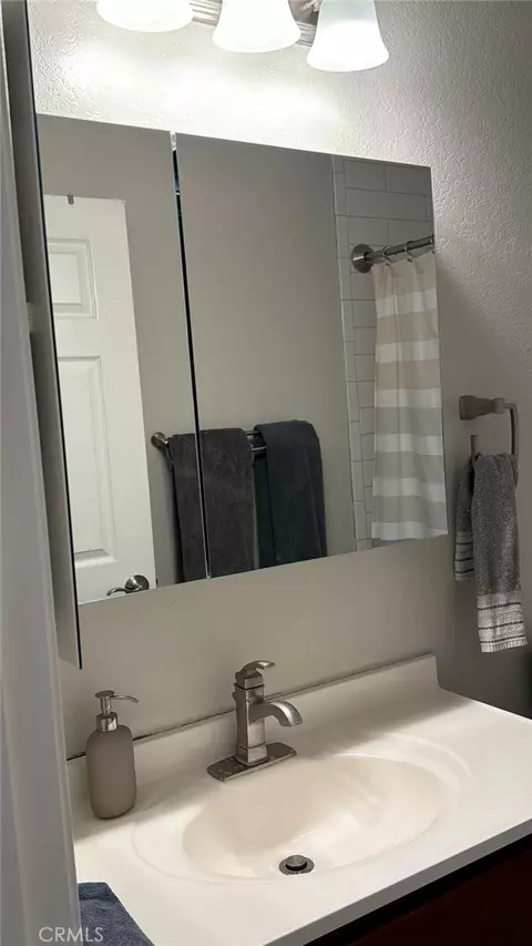 Bath - 2309 E 17th #202, Long Beach, CA 90804 photo 1 of 5
