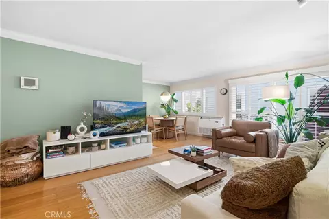 1154 S Barrington Ave #213, Los Angeles, CA 90049