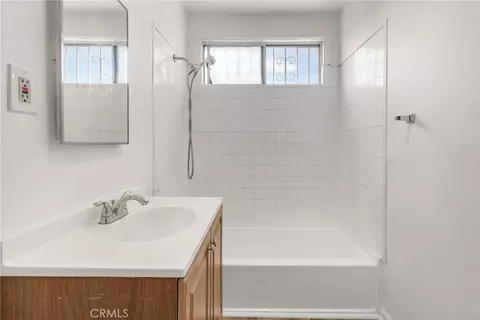 Bath - 1024 W Reeve, Compton, CA 90220 photo 5 of 10