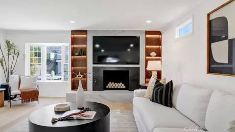 Living - 2747 E Ocean Blvd, Long Beach, CA 90803 photo 7 of 9