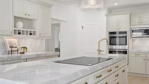 Kitchen - 2747 E Ocean Blvd, Long Beach, CA 90803 photo 9 of 12