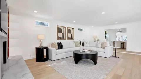 Living - 2747 E Ocean Blvd, Long Beach, CA 90803 photo 6 of 9