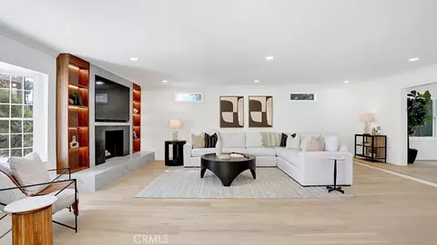 Living - 2747 E Ocean Blvd, Long Beach, CA 90803 photo 5 of 9