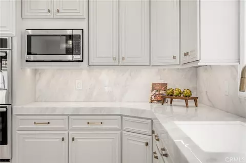 Kitchen - 2747 E Ocean Blvd, Long Beach, CA 90803 photo 6 of 12