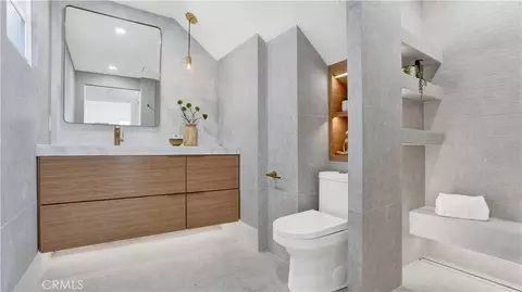 Bath - 2747 E Ocean Blvd, Long Beach, CA 90803 photo 2 of 12
