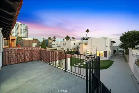 Exterior - 2747 E Ocean Blvd, Long Beach, CA 90803 photo 11 of 13
