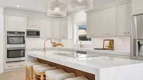 Kitchen - 2747 E Ocean Blvd, Long Beach, CA 90803 photo 8 of 12