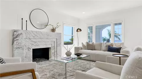 Living - 2747 E Ocean Blvd, Long Beach, CA 90803 photo 2 of 9