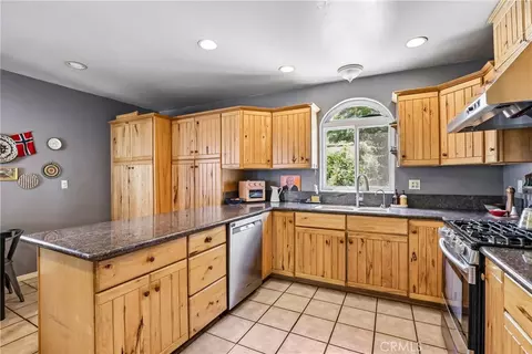 Kitchen - 2881 Eucalyptus, Long Beach, CA 90806 photo 1 of 2