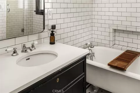 Bath - 323 E Bixby, Long Beach, CA 90807 photo 4 of 5