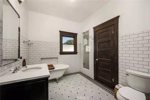 Bath - 323 E Bixby, Long Beach, CA 90807 photo 3 of 5