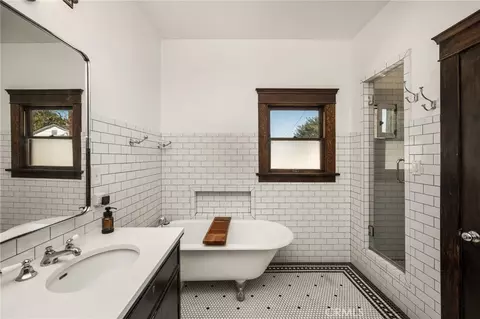 Bath - 323 E Bixby, Long Beach, CA 90807 photo 2 of 5