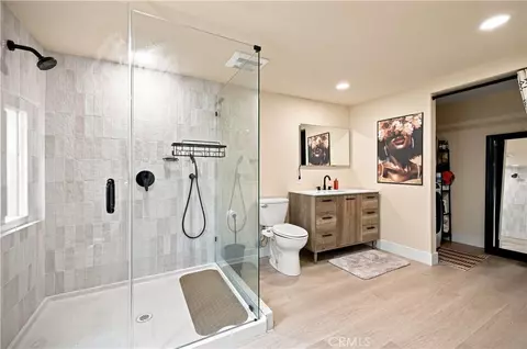 Bath - 2245 Pine Ave, Long Beach, CA 90806 photo 2 of 7