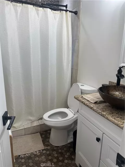 Bath - 940 Park Ave, Perris, CA 92570 photo 4 of 5