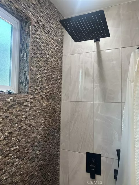 Bath - 940 Park Ave, Perris, CA 92570 photo 2 of 5