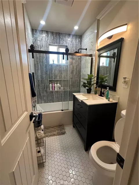 Bath - 940 Park Ave, Perris, CA 92570 photo 1 of 5