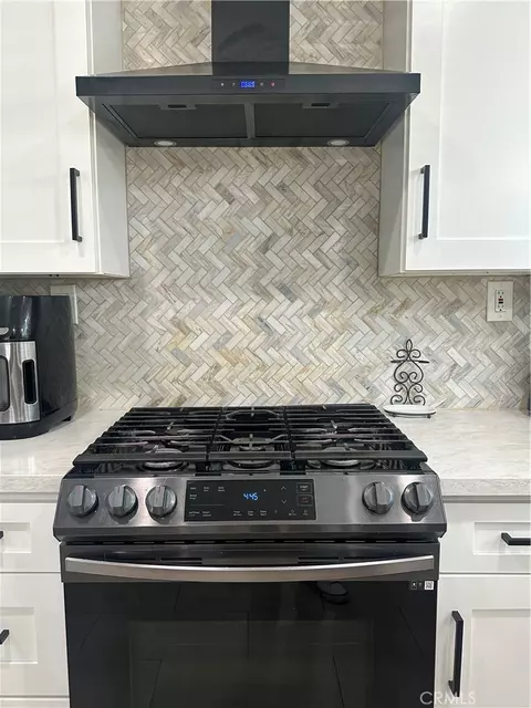 Kitchen - 940 Park Ave, Perris, CA 92570 photo 5 of 9