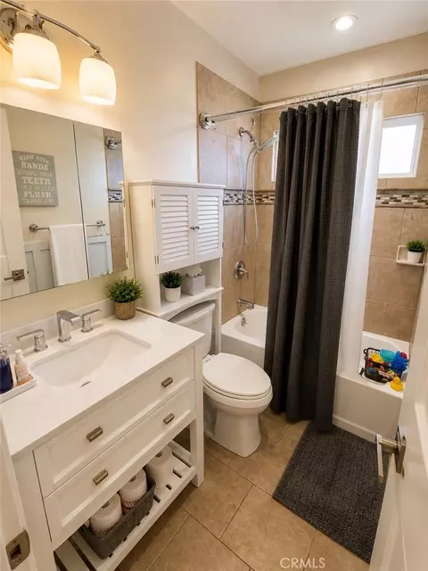 Bath - 1805 E 6th, Long Beach, CA 90802 photo 3 of 5