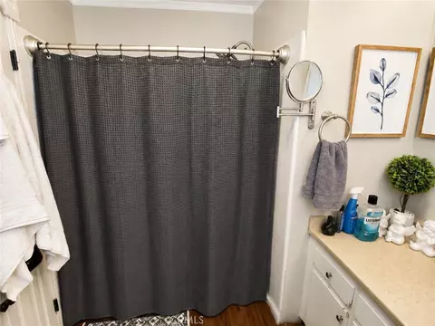 Bath - 1805 E 6th, Long Beach, CA 90802 photo 4 of 5