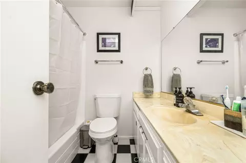 Bath - 320 W 220th UNIT 4, Carson, CA 90745 photo 3 of 4