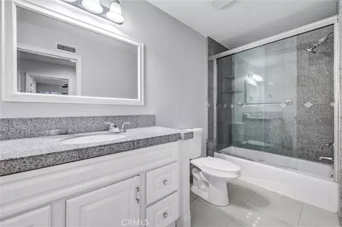 Bath - 1509 Prospect Ave UNIT B, Placentia, CA 92870 photo 3 of 3