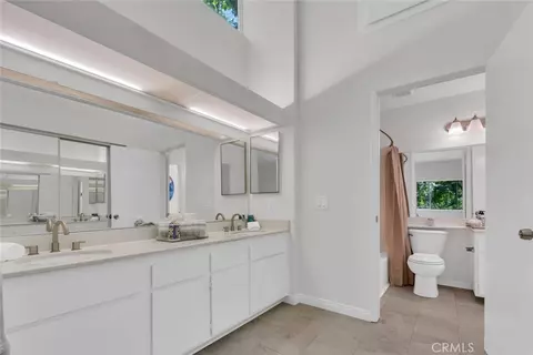 Bath - 247 Pineview, Irvine, CA 92620 photo 2 of 6