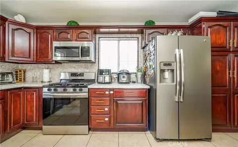 Kitchen - 1800 E Hardwick, Long Beach, CA 90807 photo 2 of 6