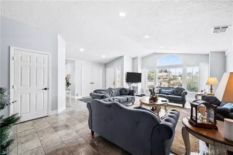 Living - 18657 Niles, Hesperia, CA 92345 photo 2 of 5