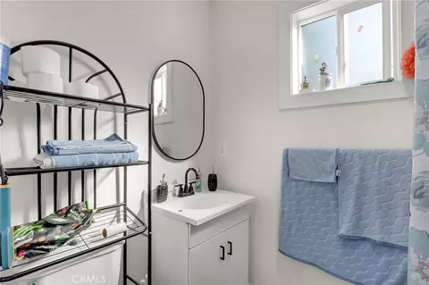 Bath - 2110 E Hatchway, Compton, CA 90222 photo 1 of 5
