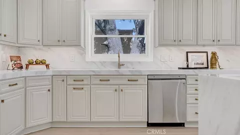 Kitchen - 2747 E Ocean Blvd, Long Beach, CA 90803 photo 3 of 12