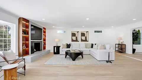Living - 2747 E Ocean Blvd, Long Beach, CA 90803 photo 3 of 9