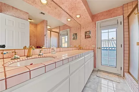 Bath - 40 E Neapolitan Ln, Long Beach, CA 90803 photo 7 of 9