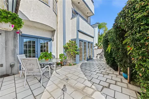 Exterior - 40 E Neapolitan Ln, Long Beach, CA 90803 photo 5 of 8