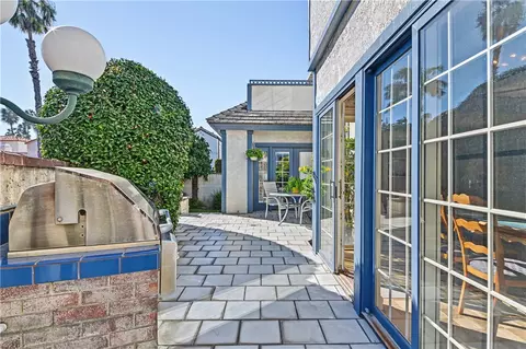 Exterior - 40 E Neapolitan Ln, Long Beach, CA 90803 photo 3 of 8