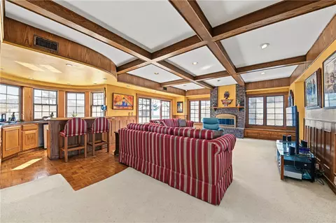 Living - 40 E Neapolitan Ln, Long Beach, CA 90803 photo 12 of 13