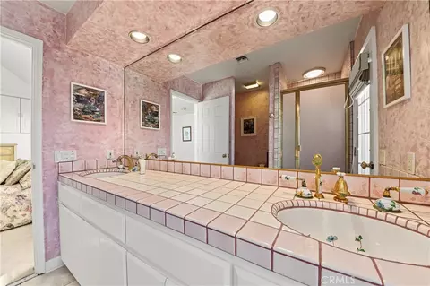 Bath - 40 E Neapolitan Ln, Long Beach, CA 90803 photo 8 of 9