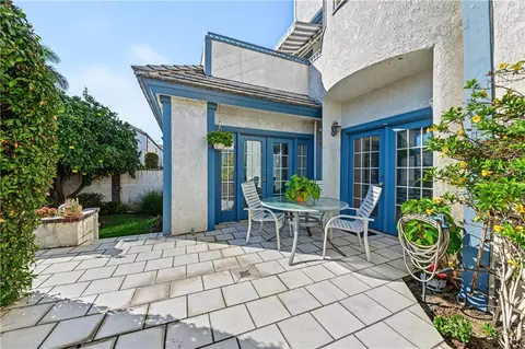 Exterior - 40 E Neapolitan Ln, Long Beach, CA 90803 photo 4 of 8