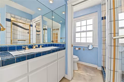 Bath - 40 E Neapolitan Ln, Long Beach, CA 90803 photo 5 of 9