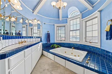 Bath - 40 E Neapolitan Ln, Long Beach, CA 90803 photo 2 of 9