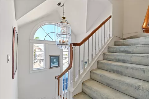 Entry Way - 40 E Neapolitan Ln, Long Beach, CA 90803 photo 2 of 5