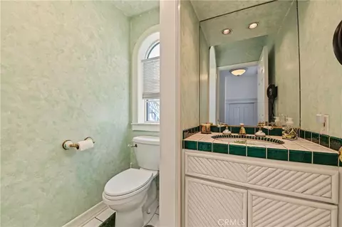 Bath - 40 E Neapolitan Ln, Long Beach, CA 90803 photo 9 of 9