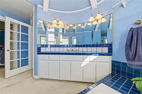 Bath - 40 E Neapolitan Ln, Long Beach, CA 90803 photo 3 of 9