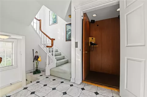 Entry Way - 40 E Neapolitan Ln, Long Beach, CA 90803 photo 5 of 5