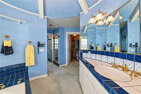 Bath - 40 E Neapolitan Ln, Long Beach, CA 90803 photo 4 of 9