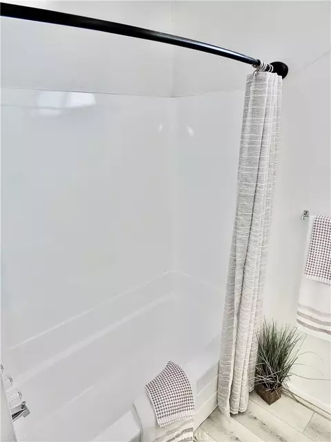 Bath - 545 Chestnut Ave #203, Long Beach, CA 90802 photo 4 of 4