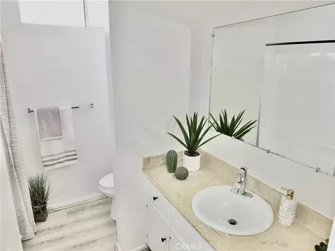Bath - 545 Chestnut Ave #203, Long Beach, CA 90802 photo 1 of 4