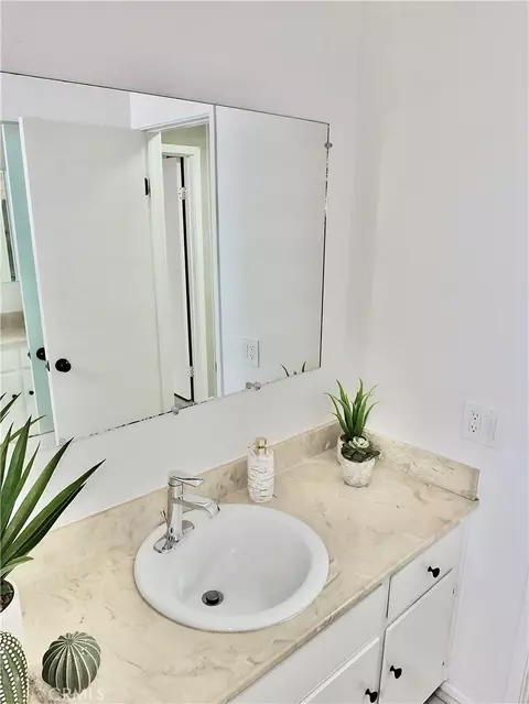 Bath - 545 Chestnut Ave #203, Long Beach, CA 90802 photo 3 of 4